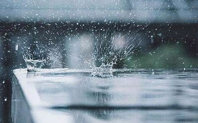 科學(xué)家研發(fā)“雨滴發(fā)電機” 一滴雨能點亮百只LED小燈泡